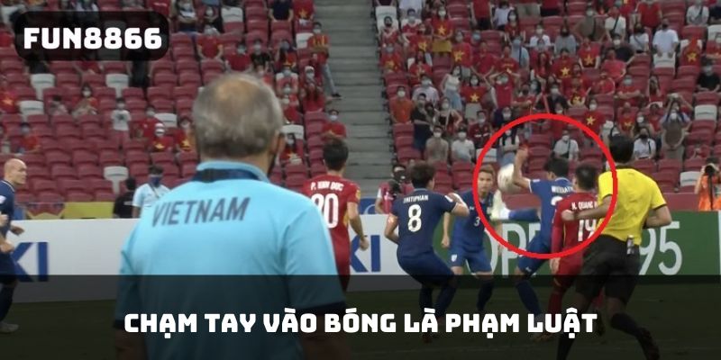 Chạm tay vào bóng là phạm luật